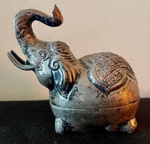 lot 169 image: Sterling Silver Hand-Hammered Elephant Trinket Box from Thailand