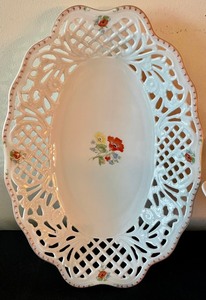 lot 173 image: Oscar de la Renta Serving Pieces and Decor