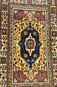 lot 112 image: Beautiful Vintage Rug