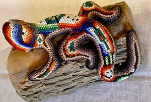 lot 114 image: Vibrantly Hand-Beaded Lizard on a Log made in Mexico