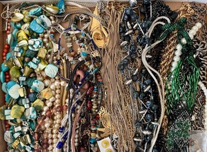 lot 222 image: Nifty Vintage Necklaces