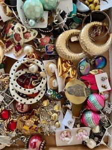 lot 221 image: Vintage Earring Grouping