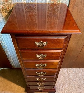 lot 225 image: American Drew Tall 7 Drawer Lingerie Dresser