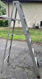 lot 233 image: Aluminum 6 Foot Ladder