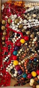 lot 243 image: Nice Vintage Necklaces