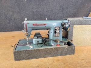 Very Cool Vintage Homemaker 590 Deluxe Sewing Machine - Needs new cord