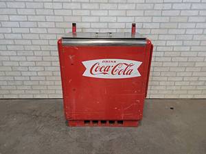 lot 14 image: Vintage Coca-Cola Machine - About 41 x 32 x 18 Overall - NO SHIPPING