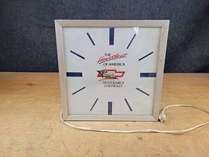 lot 35 image: Chevrolet Clock - Clock Seems to Work, Light Does Not - Overall about 13 x 13 x 5