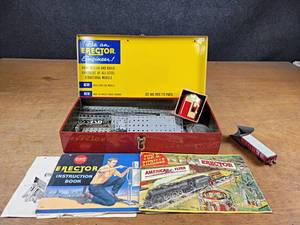 lot 69 image: Vintage ERECTOR Set and HO Scale Snow Pusher Railroad Car