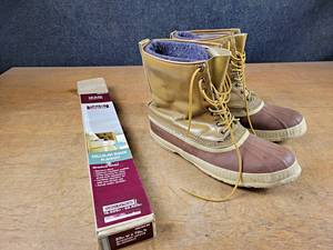 lot 79 image: Kaufman Premium Sorel Boots and Blinds - Boots look to be around a 12, Cant Find Size - Used