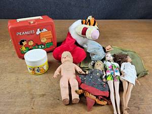 lot 92 image: Peanuts Lunchbox, Garfield Thermos, Dolls and More