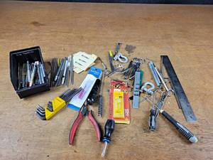 lot 160 image: Lot of Assorted Hand Tools - Lots of Exacto Knives and More