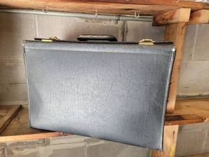 lot 76 image: Vintage Traveling Salesman Suitcase