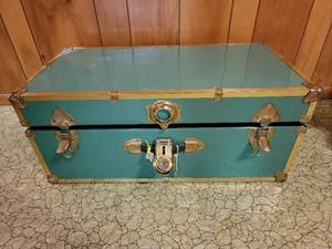 lot 101 image: Gorgeous Vintage 1940s Steamer Trunk-In Great Condition