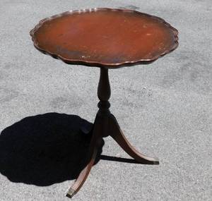 lot 32 image: Antique Tilt Top Table