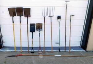 lot 43 image: Lot of 11 Yard Tools Including Tree Trimmer, Pitchfork, Hay fork and more