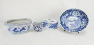 lot 64 image: Lot of 4 Blue and White Asian Decorative Items
