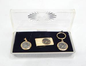 lot 45 image: Set of Silver Issue 2G .999 Fine Silver 1776 Pendant, Money Clip and Key Chain in Case No.8528178