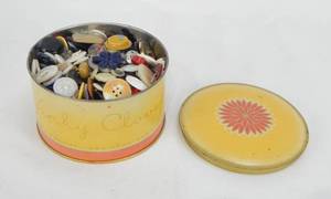 lot 29 image: Vintage Richard Hudnut Yanky Clover Dusting Powder Tin FULL of  Vintage Buttons