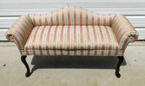 lot 11 image: Vintage Settee