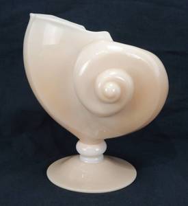lot 28 image: Vintage 1930s Cambridge Seashell Crown Tuscan Nautilus Shell Footed Vase