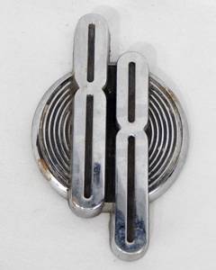 lot 100 image: Oldsmobile Super 88 Emblem