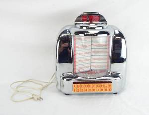 lot 107 image: Crosley Select O Matic 100 Collectors Edition Radio and Cassette Player
