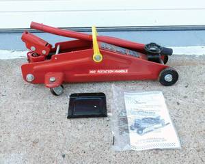 lot 112 image: Torin Big Red Jacks 2 Ton 360 Hydraulic Trolley Jack