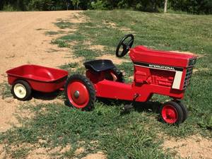lot 56 image: Vintage International Pedal Tractor with Trailer