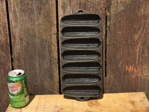 lot 12 image: Wagner Ware Cast Iron Cornbread Pan