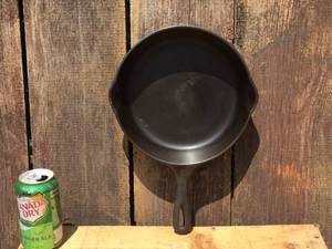 lot 13 image: Vintage Wagner 9 Inch Skillet Cast Iron No. 6