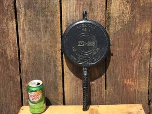 lot 14 image: Vintage Griswold American No. 8 Waffle Iron Part