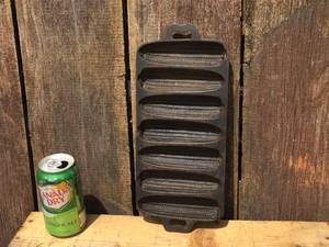 lot 17 image: Vintage Cast Iron Cornbread Pan