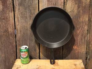 lot 18 image: Vintage Wagner Ware No. 9 Cast Iron Skillet 1059