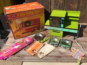 lot 53 image: 1973 Betty Crocker Easy Bake Oven - Kenner