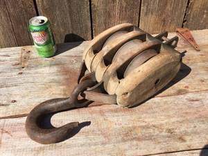lot 58 image: Antique Large Wooden 3 Wheel Pulley - Hook