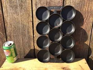 lot 75 image: Vintage R&E MFG CO. #2 Cast Iron GemMuffin Pan