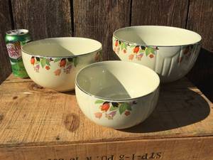 lot 78 image: Vintage Hall Pottery Nesting Bowl Set - Crocus