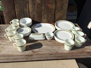 lot 81 image: Vintage Massive Corelle Crazy Daisy Spring Blossom Set