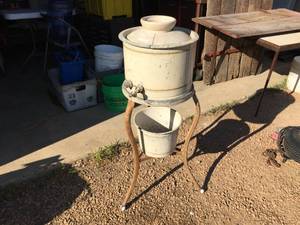 lot 82 image: Antique XXTh Century Water Cooler - 1920s