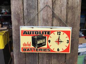 lot 105 image: Vintage Autolite Batteries Advertiser Light-Up Clock