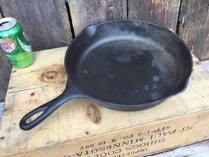 lot 121 image: Vintage Wagner #10 Cast Iron Skillet