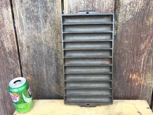 lot 122 image: Vintage Cast Iron BreadCorn Bread Pan