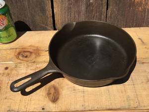 lot 137 image: Vintage Griswold #6 Cast Iron Skillet