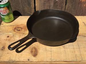 lot 138 image: Vintage Griswold #7 Cast Iron Skillet