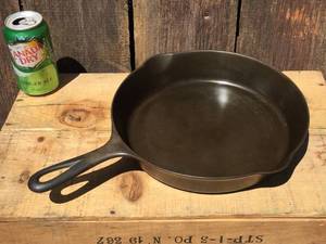 lot 139 image: Vintage Griswold #8 Cast Iron Skillet