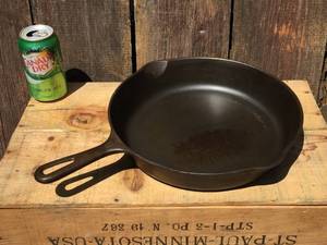 lot 140 image: Vintage Griswold #9 Cast Iron Skillet