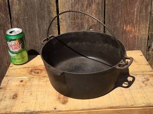lot 141 image: Vintage Chicago Hardware Foundry # 8 Cast Iron Dutch Oven