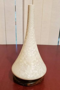 lot 22 image: Meissen MCM Bud Vase