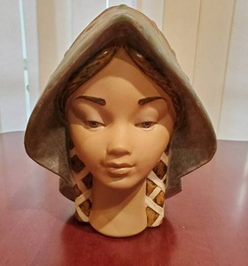 lot 25 image: Lladro Senorita Girl Bust